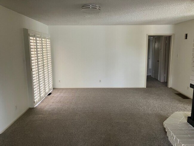 Building Photo - One level home in old Southwest Reno