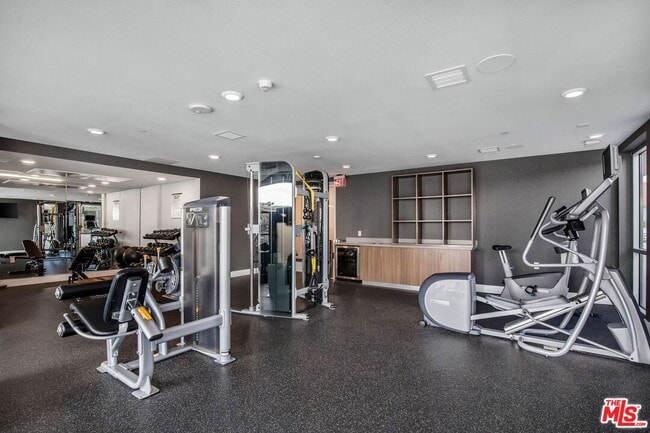 Building Photo - 453 S Kenmore Ave