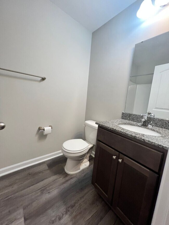 Building Photo - 3 Bedroom/2.5 Bath Townhome in Lakeview Commons