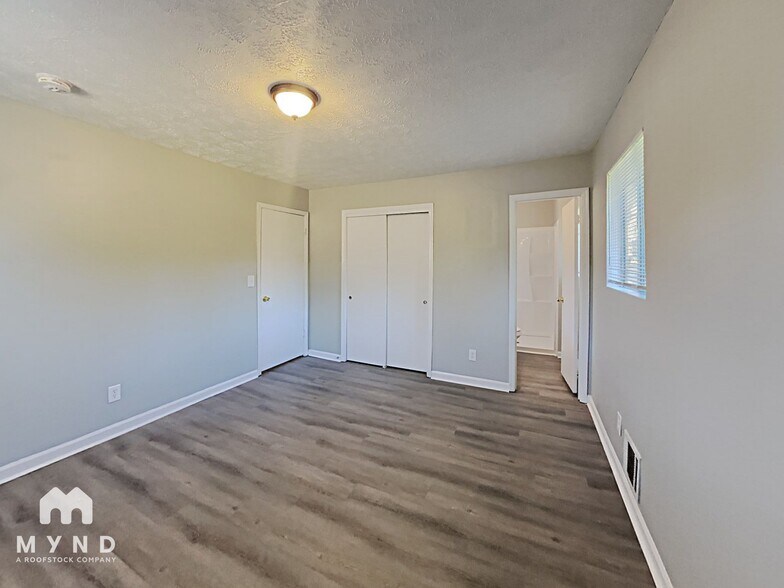 Building Photo - 6450 Ashdale Dr