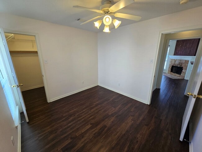 Building Photo - College Station - 3 bedroom / 2 bath / Garage / Fenced in back yard.