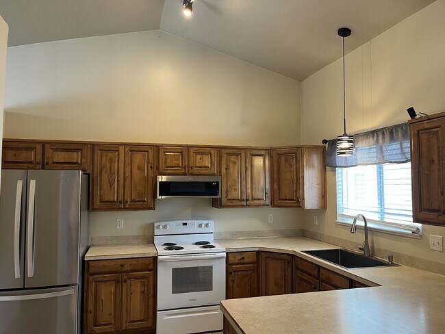 Building Photo - 262 1660 W