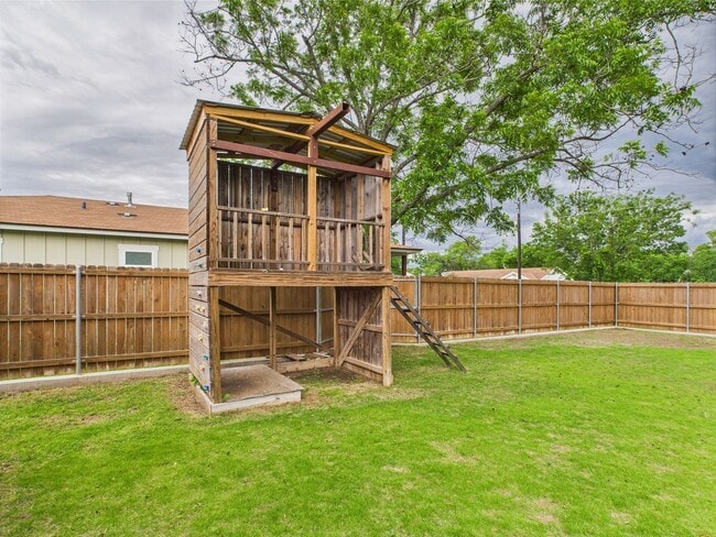 Building Photo - Charming 3-Bedroom Retreat with 2 Full Baths in the Heart of Fredericksburg!