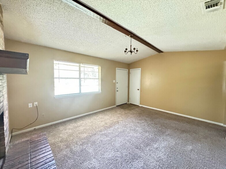 Building Photo - 3002 Tanglewood Cir