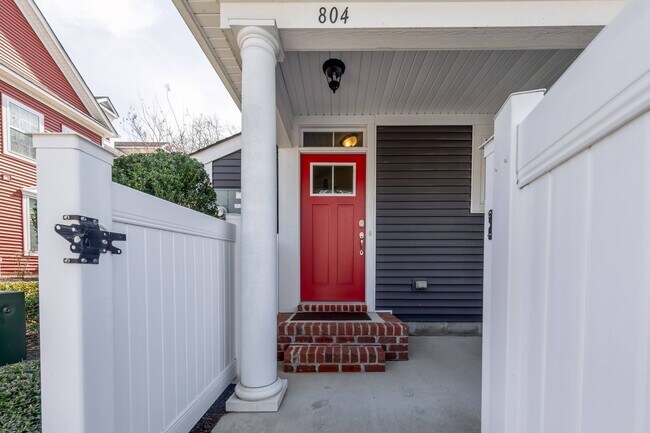 Building Photo - 2 bedroom condo close to W&M