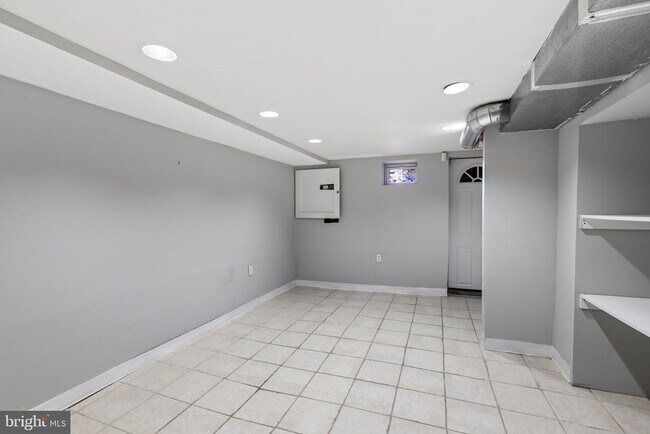 Building Photo - 12 S Washington St