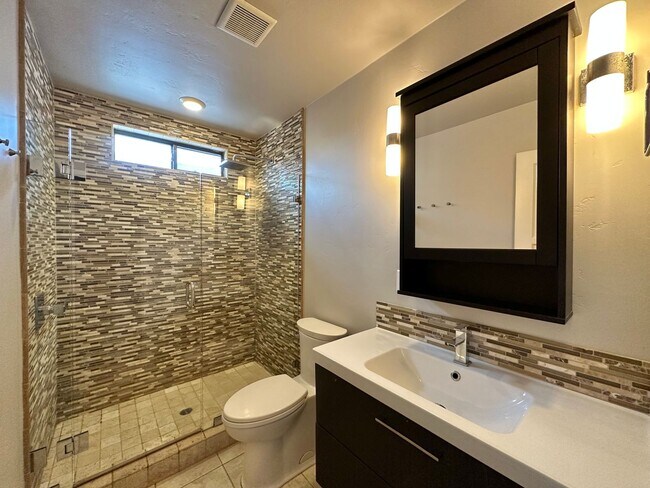 Building Photo - Two bedroom home with hardwood flooring throughout!