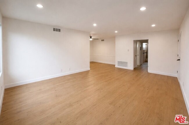 Building Photo - 447 S Palm Dr