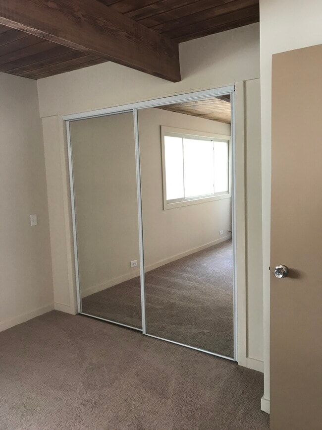 Building Photo - 811 S La Grange Rd