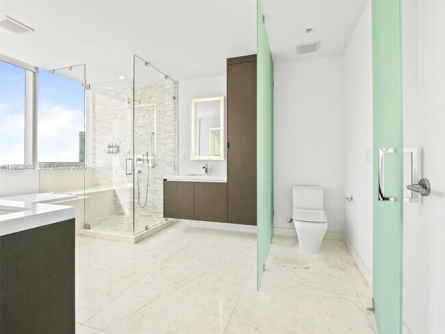 Building Photo - 851 NE 1st Ave