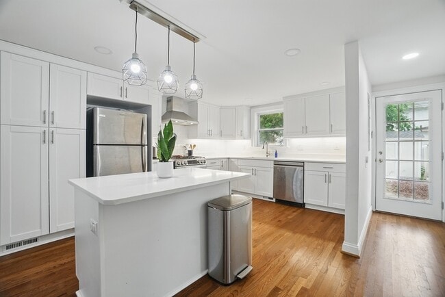 Building Photo - 535 37th St