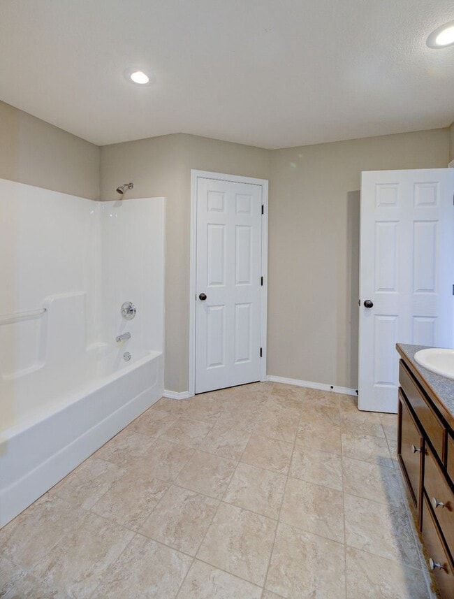 Building Photo - 3 bedroom home conveniently located on the east side of Republic