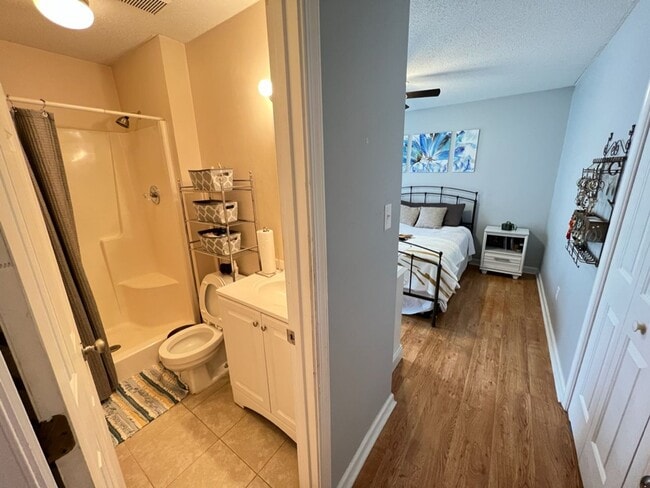 Building Photo - Adorable 3 Bedroom Townhouse w/ 1st Floor ...