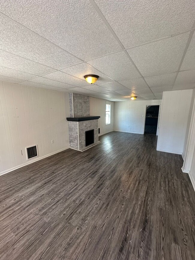 Building Photo - 1047 W Poplar St