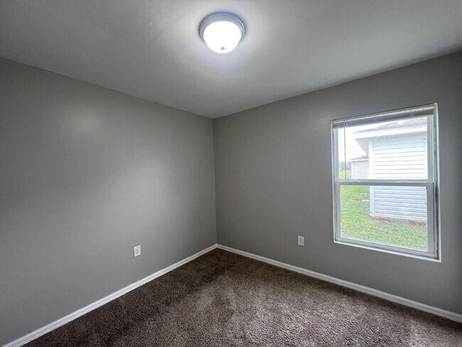 Building Photo - The Secret? Space. The Gift? $500 Off! APP...