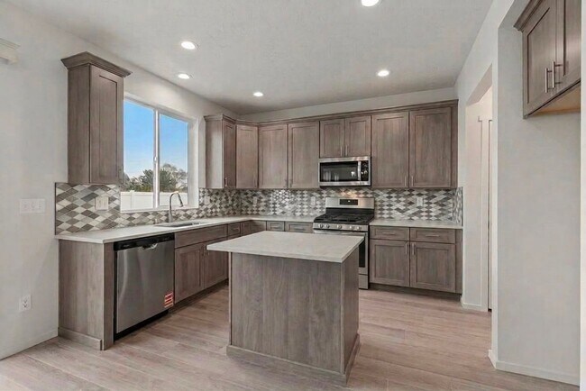 Building Photo - Beautiful Home in the Valley