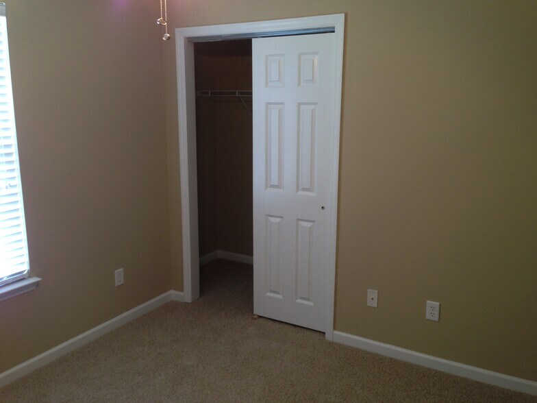 Building Photo - 250 Westbrooke Rd