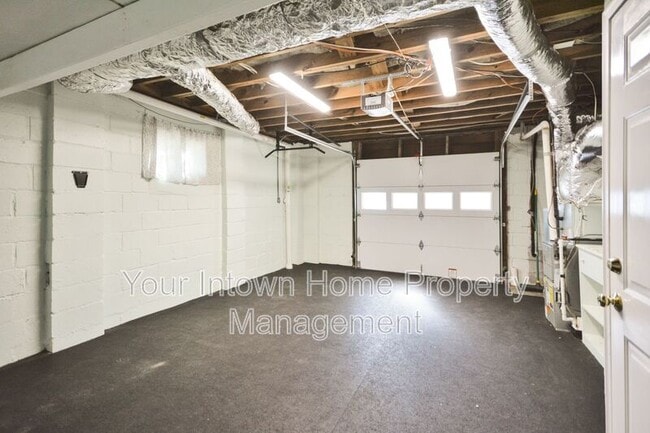 Building Photo - 317 Eureka Dr NE