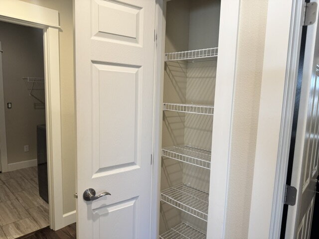 Building Photo - 3 Bed / 2 Bath near Pine Nursery Park — Grass Park Next Door, Private Community Pool