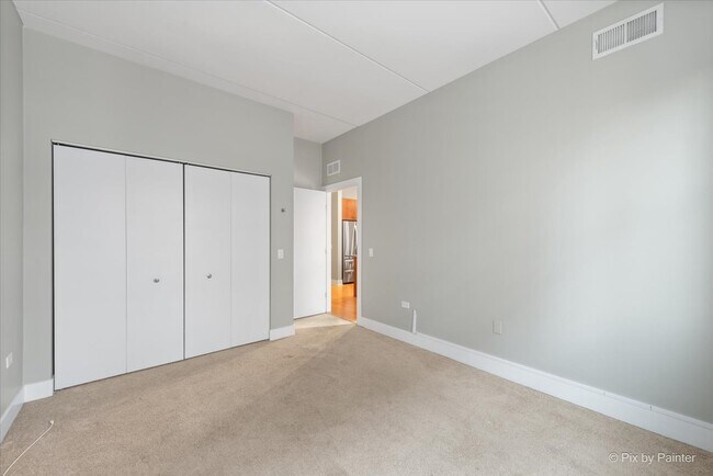 Building Photo - 873 N Larrabee St