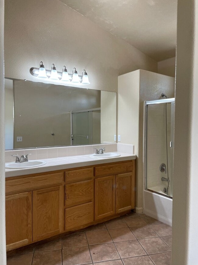 Building Photo - Available Now! Stunning 4 Bedroom, 3 Bathr...
