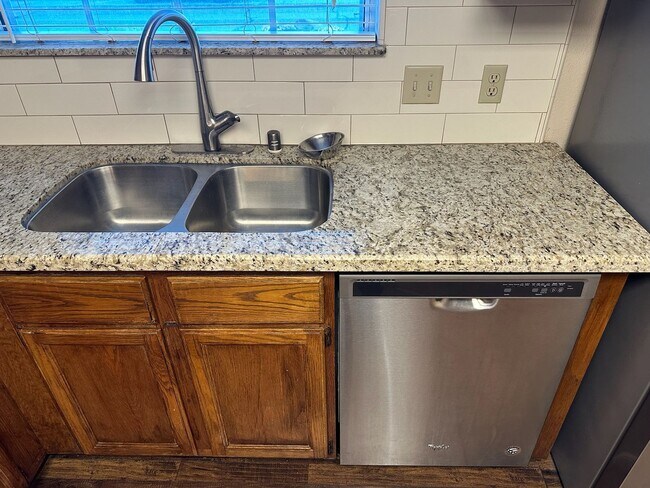 Building Photo - 1622 S Peppertree Ct