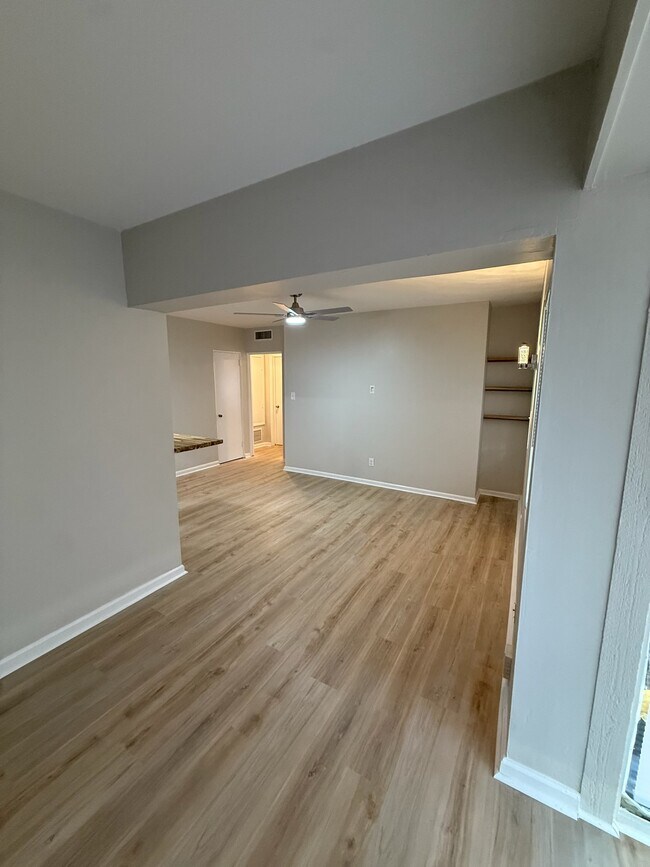 Building Photo - 627 Shady Ln Dr
