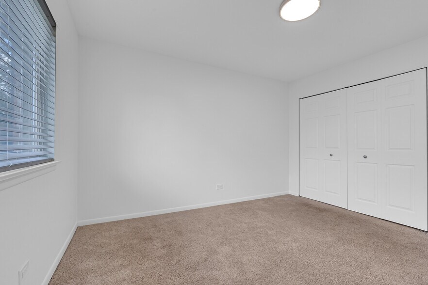 Building Photo - 900 S Plum Grove Rd
