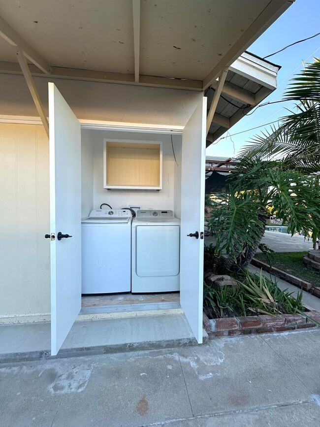 Building Photo - Beautiful 4 Bed / 3 Bath Home in Garden Grove For Rent