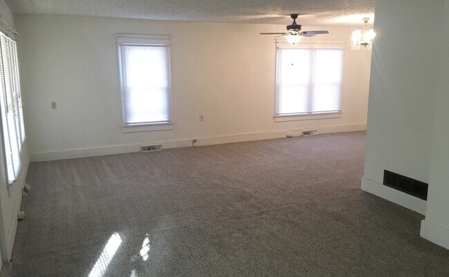 Building Photo - ** NEW CARPET **  NEWLY REMODELED BATHROOM **