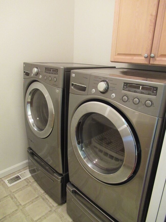 Building Photo - Large 4 Bedroom South