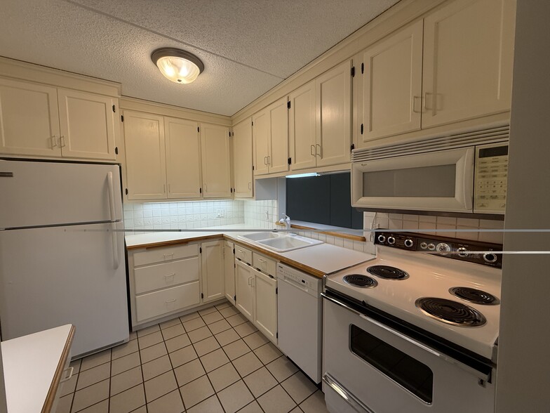 Kitchen - 10531 Cedar Lk Rd S