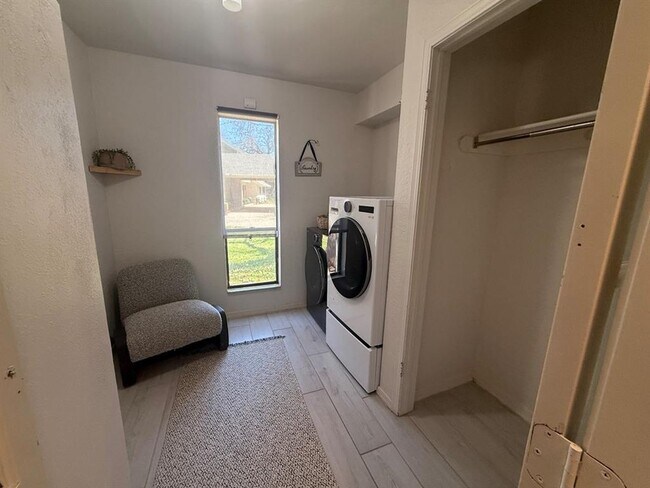 Building Photo - 1925 Bunting Ct