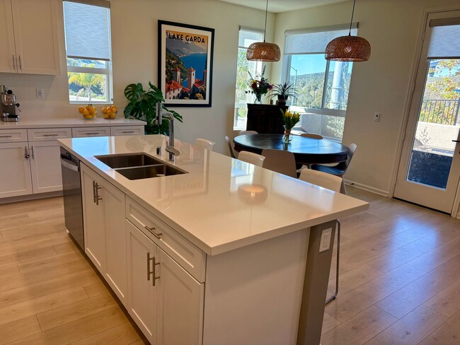 Building Photo - 1052 Kendale Wy