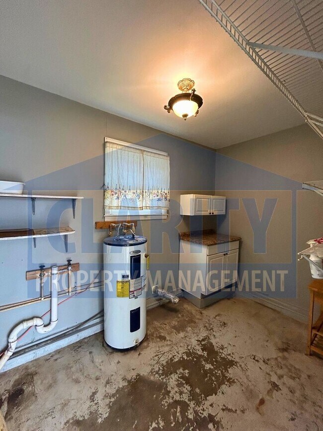 Building Photo - Single level! Two bedrooms!