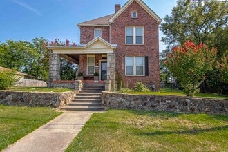 Building Photo - 1201 W 35th St