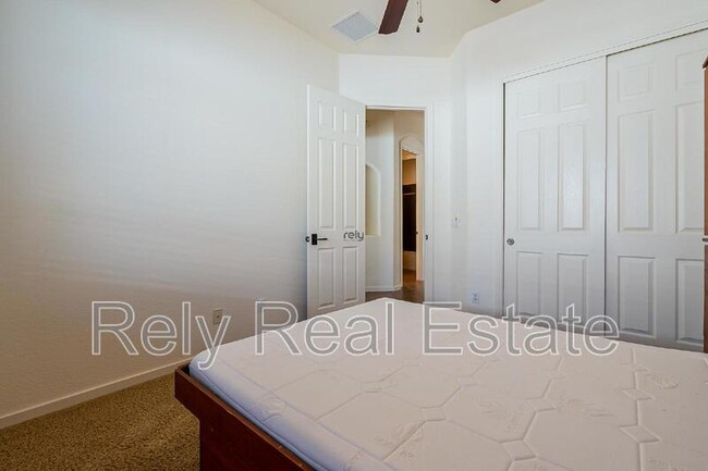 Building Photo - 734 W Juniper Ln