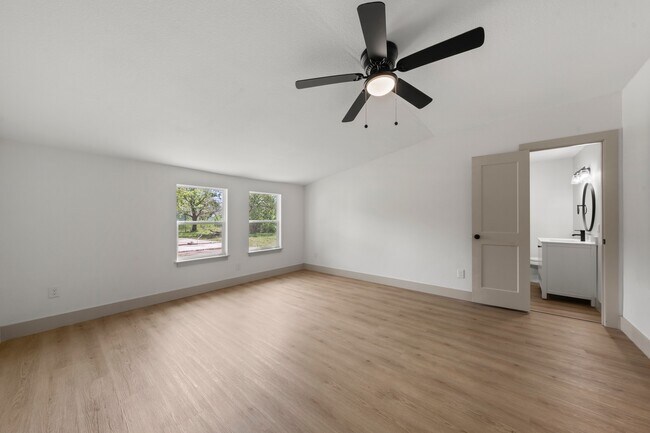 Building Photo - 402 E Charles St