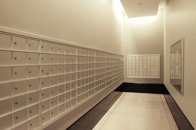 Building Photo - 512 N McClurg Ct