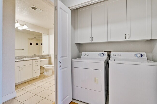 Building Photo - Large 2BR/2BA Condo with Spacious Balcony ...