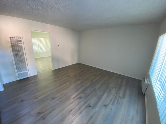 Building Photo - 2 story 2 bed, 1 1/2 bath Monticello Condo