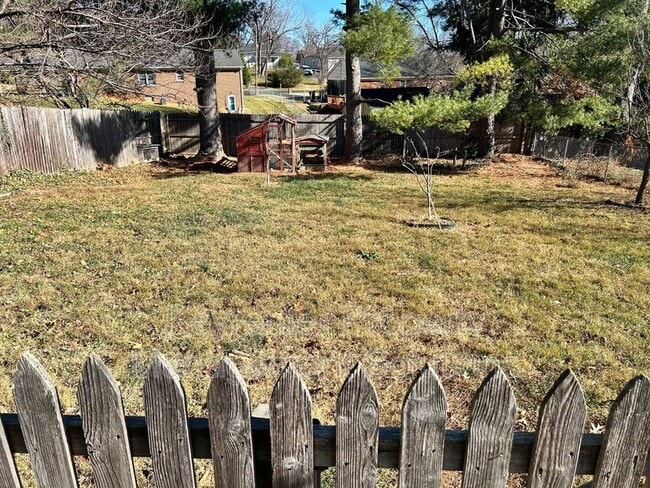 Building Photo - 127 College Cir