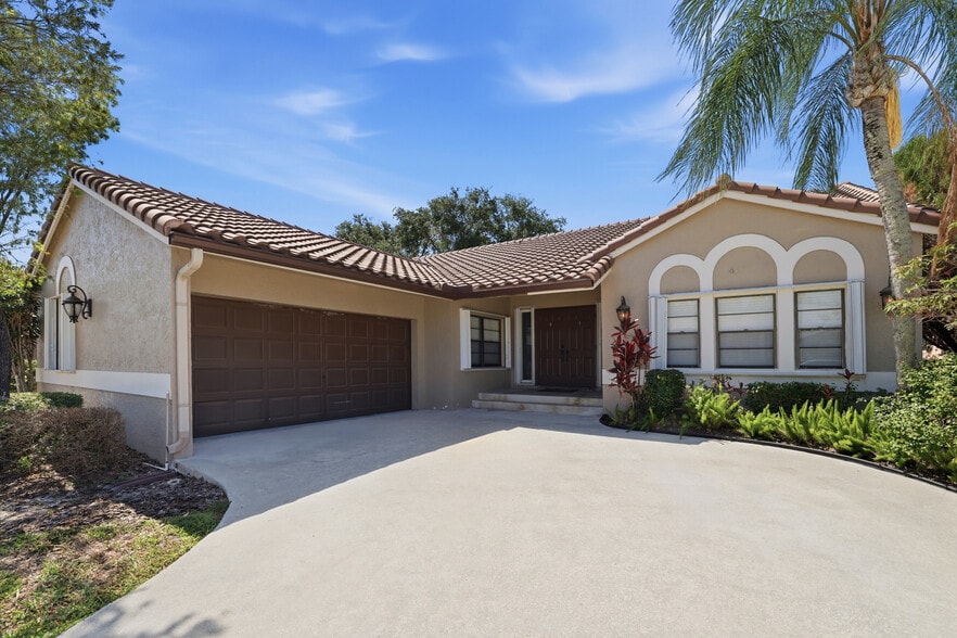 Front of house with 2-car garage - 8555 Eagle Run Dr