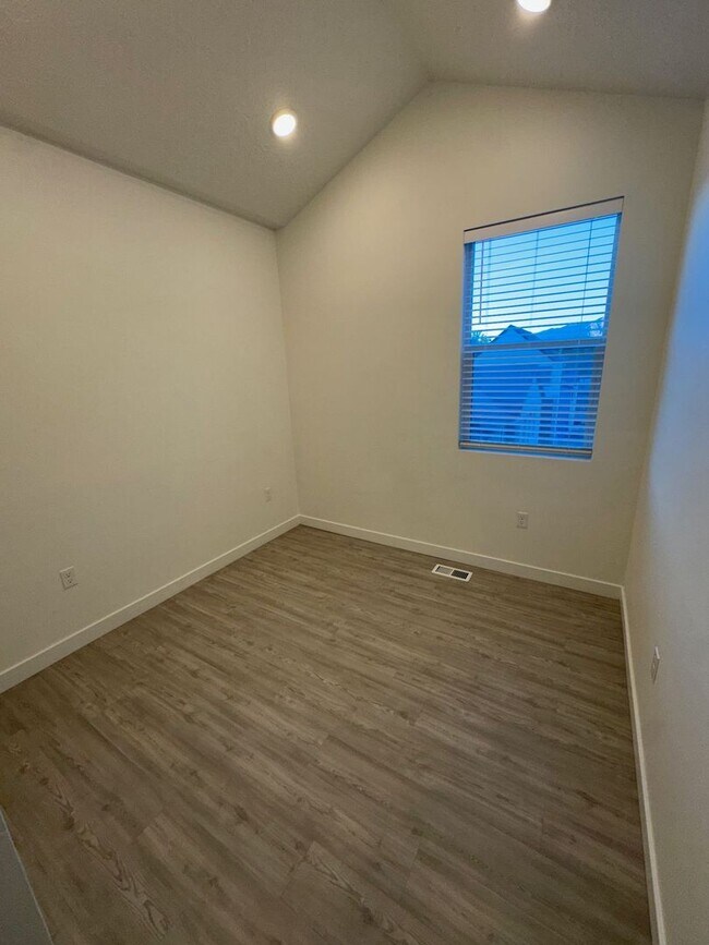 Building Photo - 569 E 3860 S