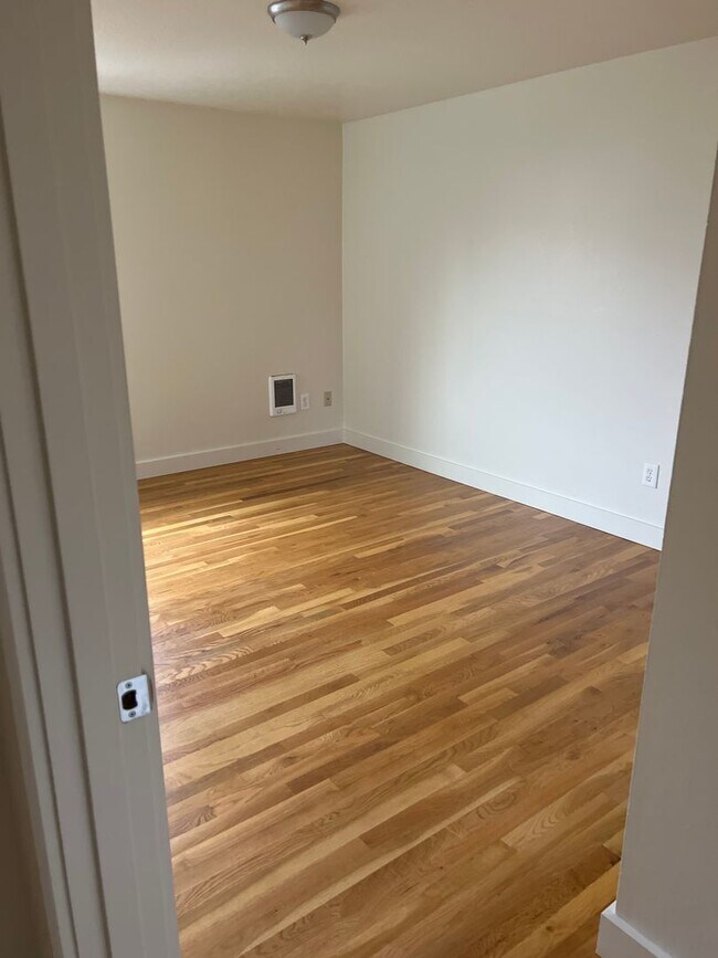 Building Photo - Spacious 2nd floor 2Bd Fireplace Hardwoods...