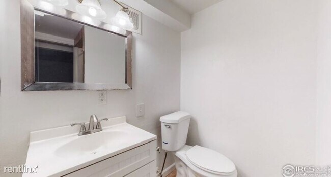 Building Photo - 4 br, 4 bath Townhome - 2814 S Kenton Ct