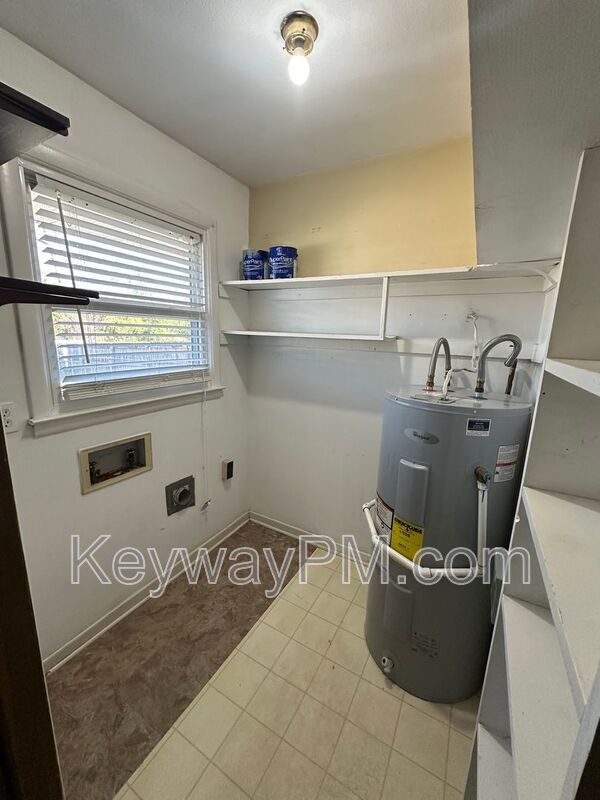 Building Photo - 4431 Roxbury Dr