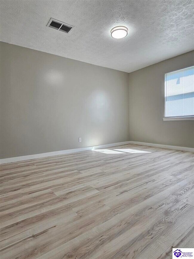 Building Photo - 608 N Woodland Dr