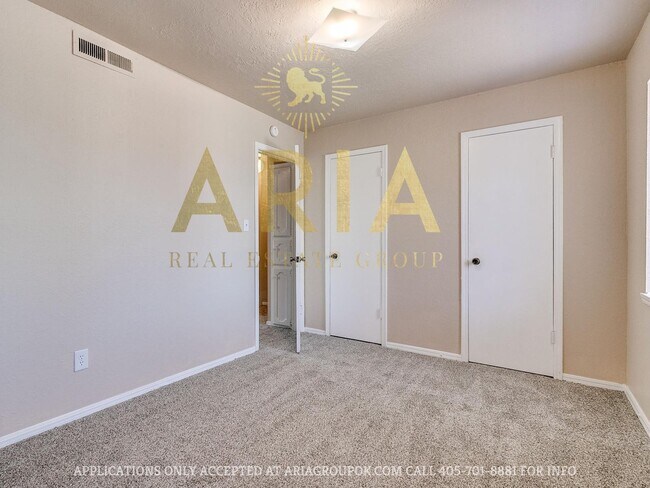 Building Photo - Spacious 2 Bed/1.5 Bath Townhouse in East ...