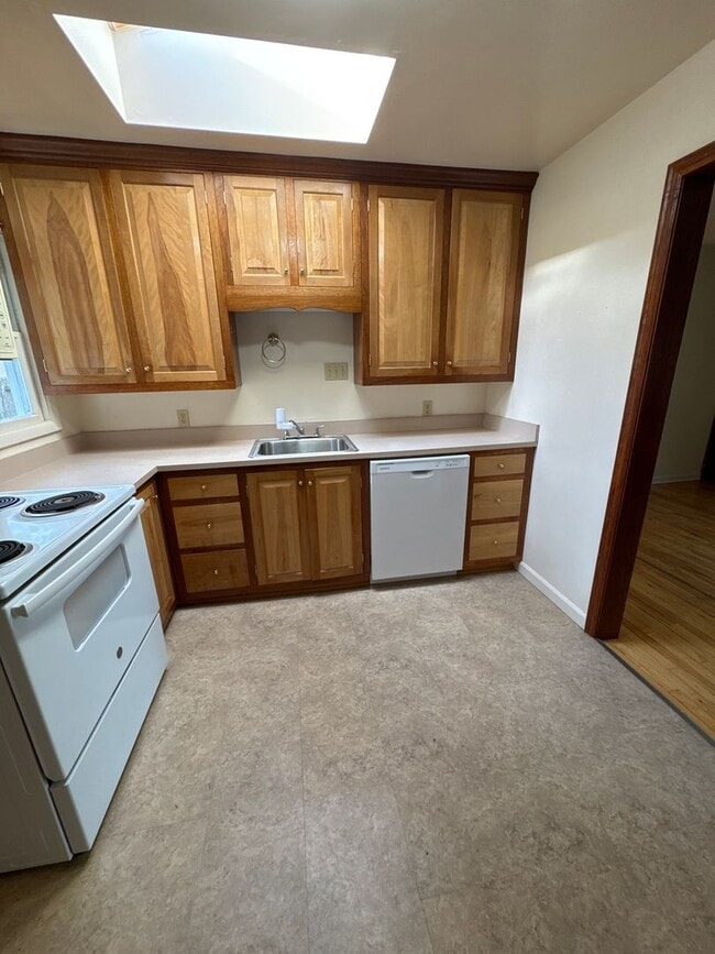 Building Photo - Spacious 2 Bedroom 1 Bath Duplex in Park-Like Setting - Pets Welcome